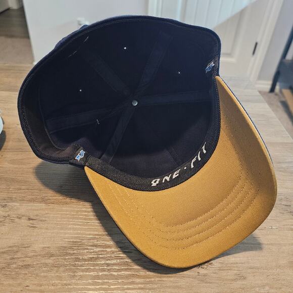 Vintage Notre Dame Fitted Hat Cap Y2K Black Gold Fighting Irish Clover Retro - Picture 7 of 8